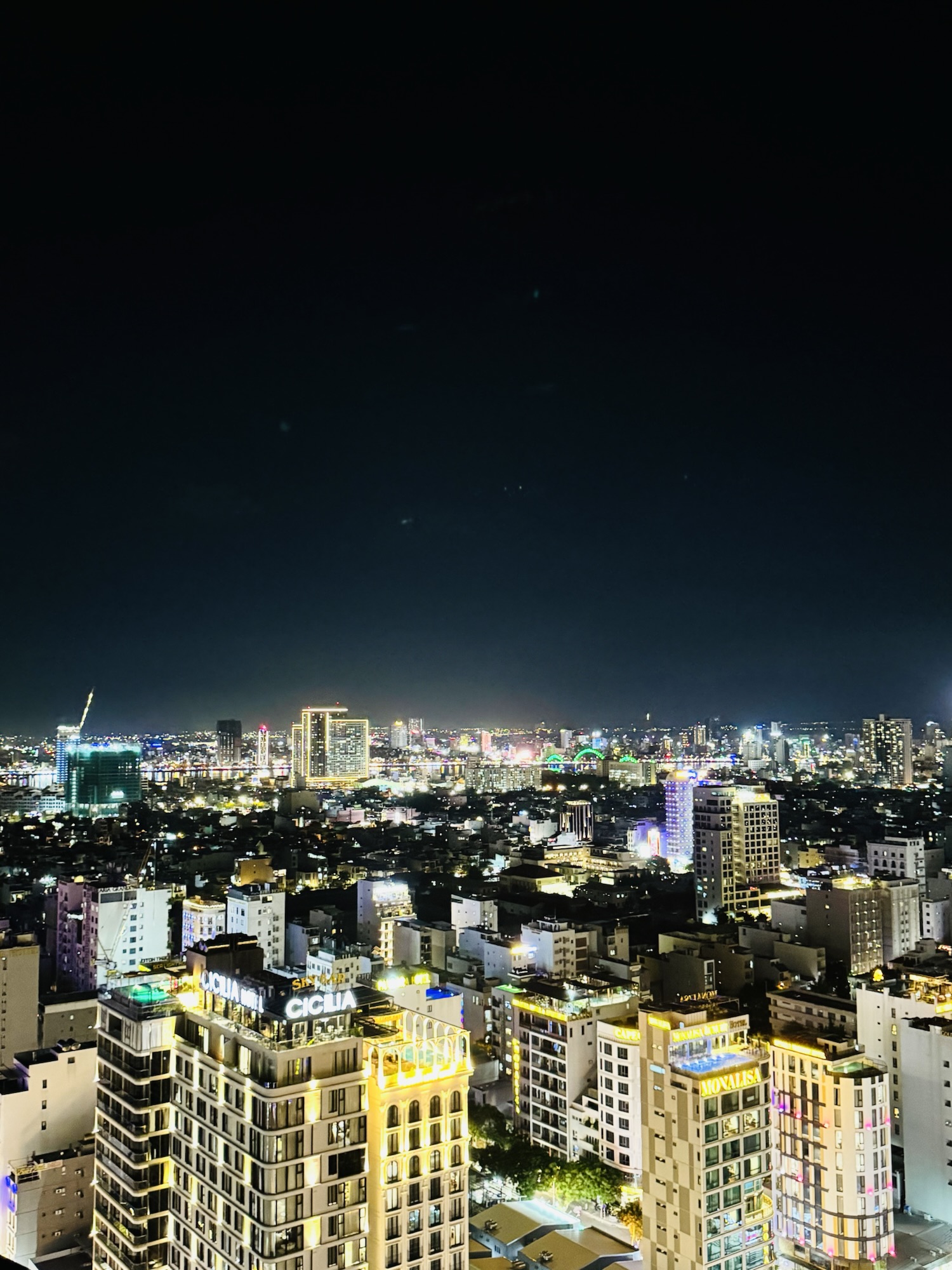 夜景とともに楽しむ幻想的なプールサイド