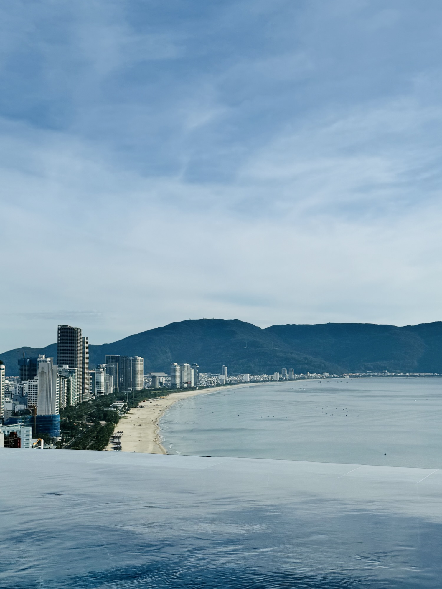 ビーチと一体化するインフィニティプールの絶景