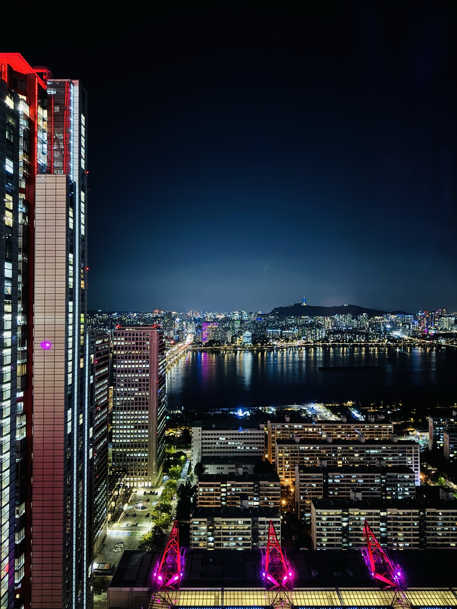 部屋から見える夜の漢江ビュー