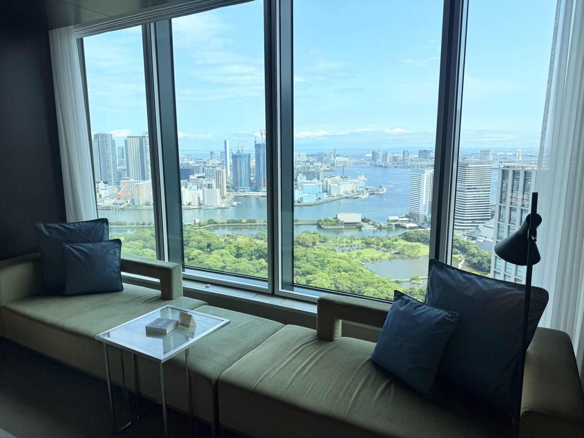 ソファと窓際の景色