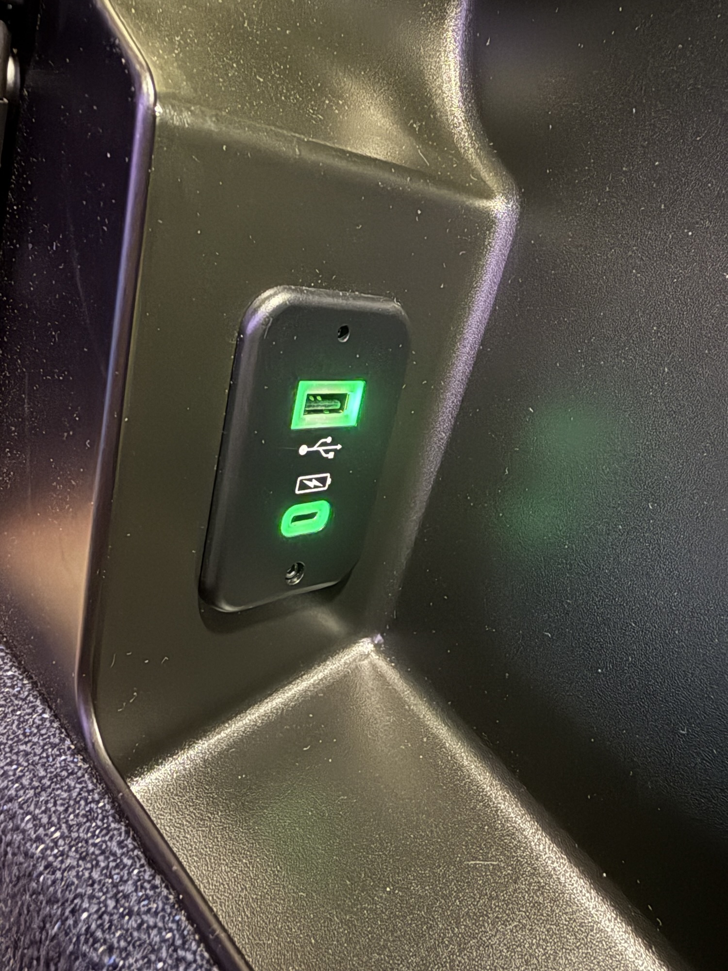USB-AとUSB-Cの電源ポート